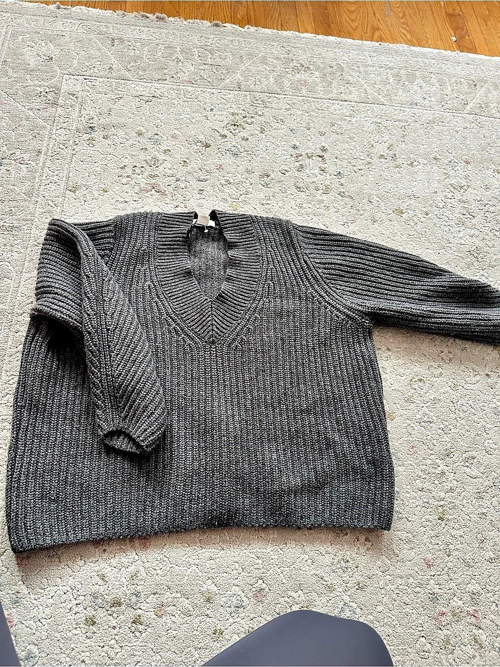 H&Medium Gray V-Neck Sweater Size Medium